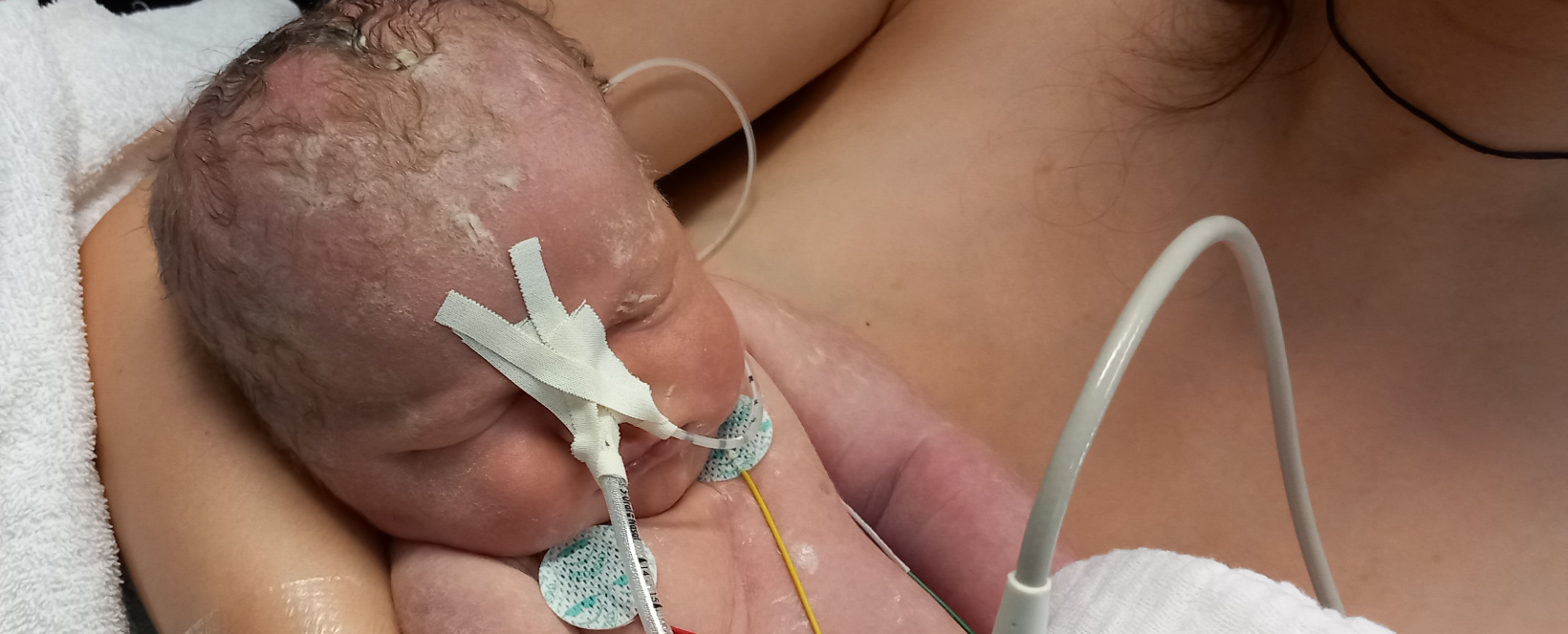 Enya auf dem Arm ihrer Mutter